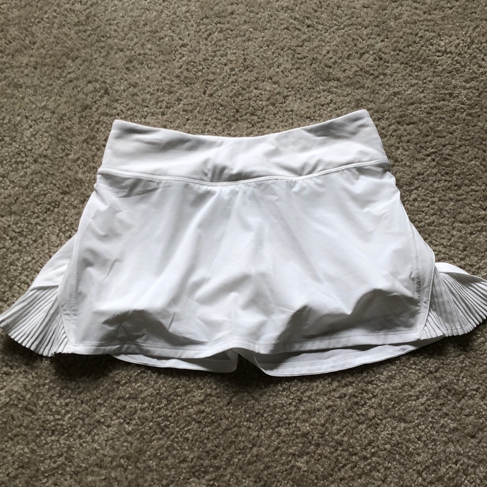 Lululemon Play of the Pleats skirt in white size 4